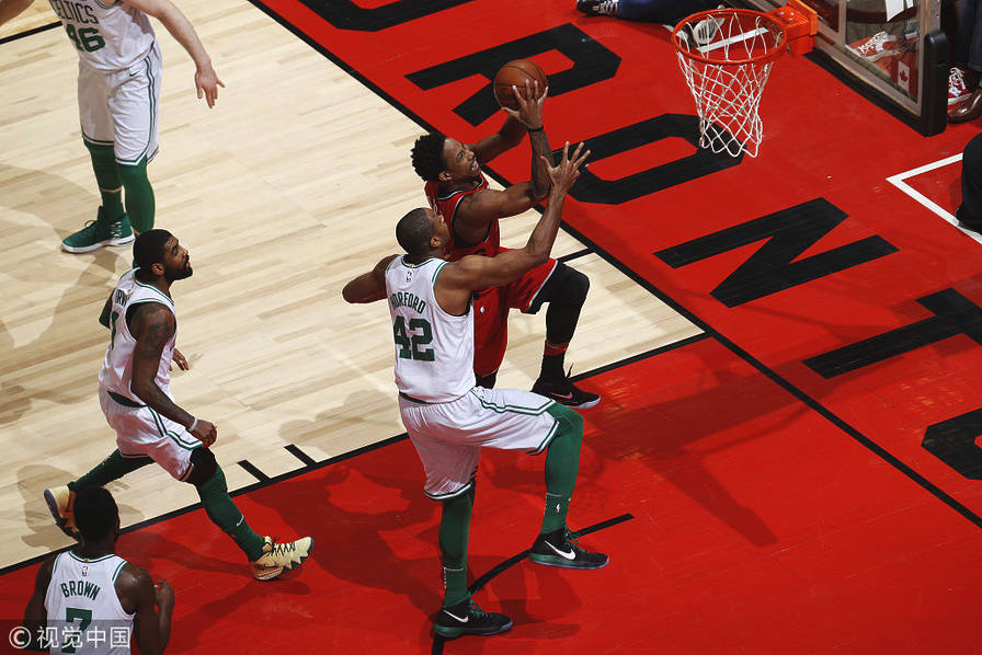 爱游戏在线-福建队险胜凯尔特人，德罗赞带队取胜