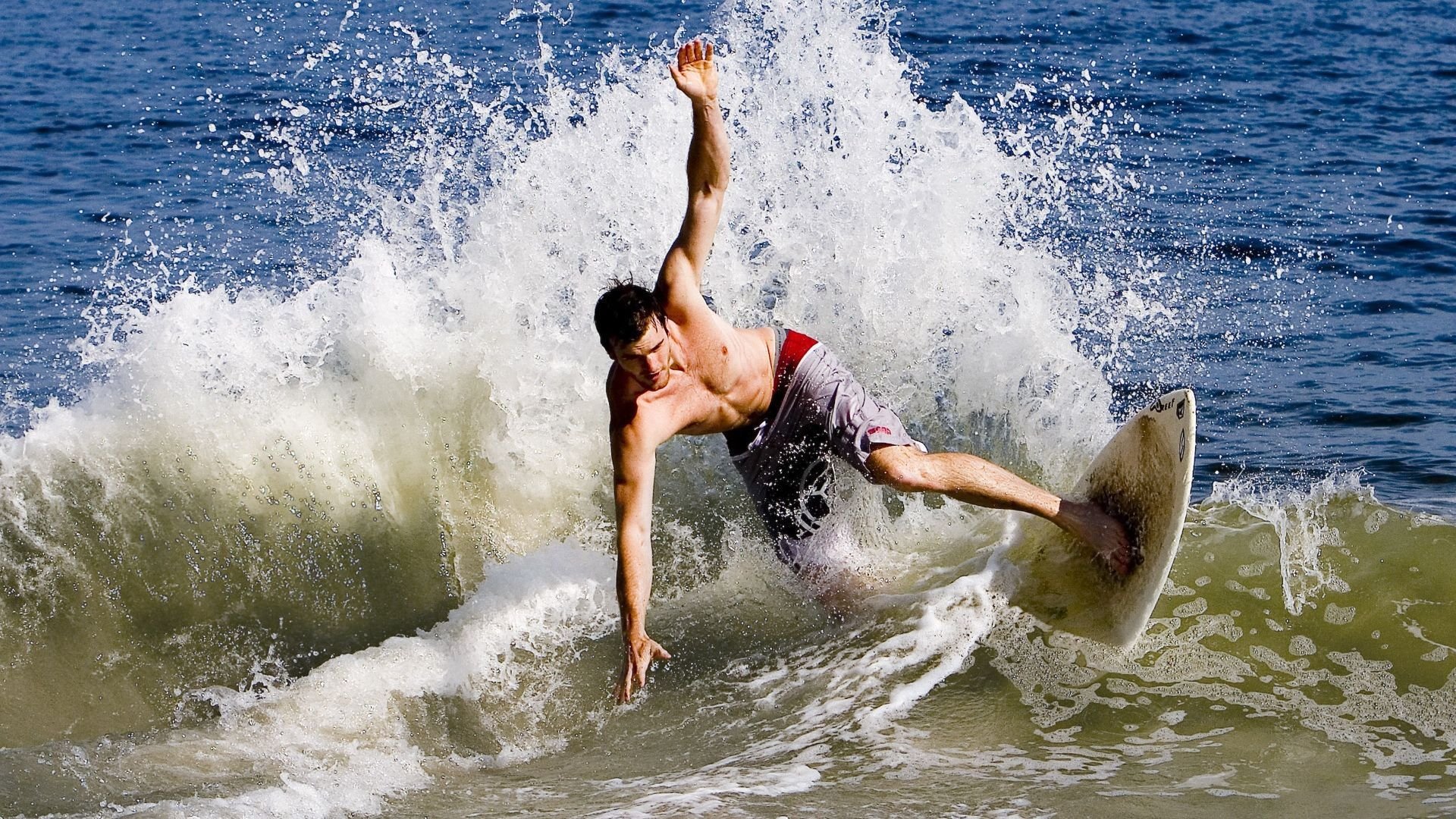 爱游戏在线-克瓦拉茨赫利亚，一粒进球，两种世界的无声对望